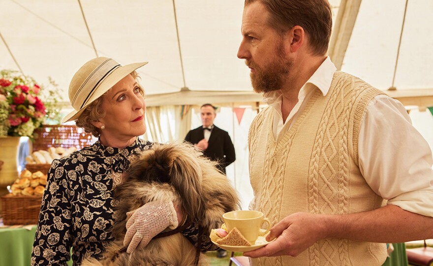 Mrs Pumphrey (Patricia Hodge), Tricki Woo (Derek) and Siegfried Farnon (Samuel West)
