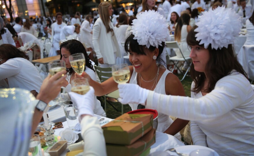 At Diner en Blanc ("Dinner in White"), people arrive dressed all in white. They bring their own food and, fittingly, white wine.