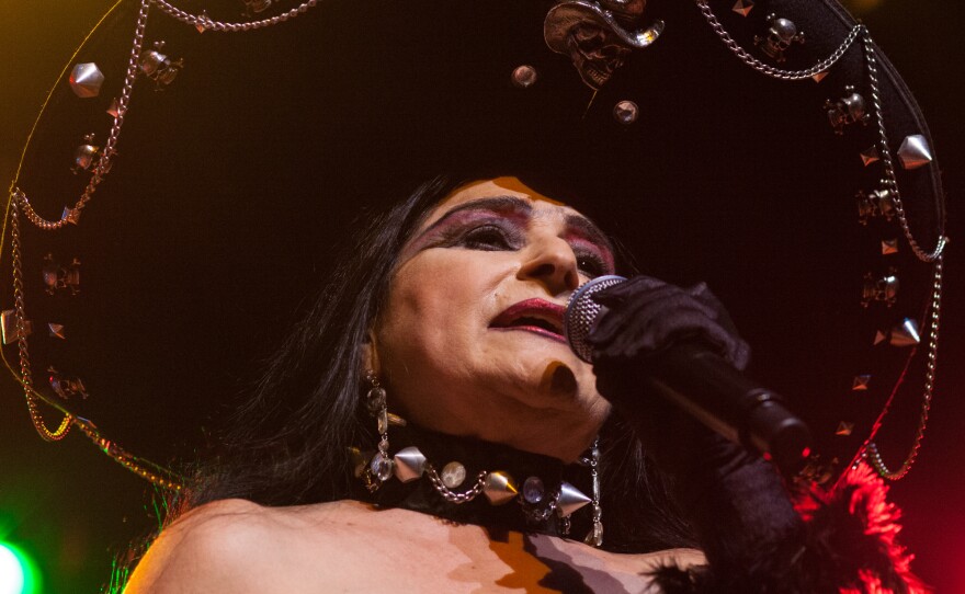Astrid Hadad.