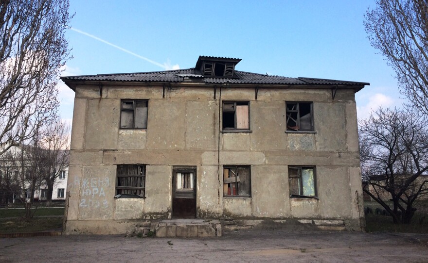 Perewalsk is littered with abandoned buildings. This one used to be a dormitory for a school that taught people how to work in coal mines. It has been closed since the USSR collapsed in 1991.