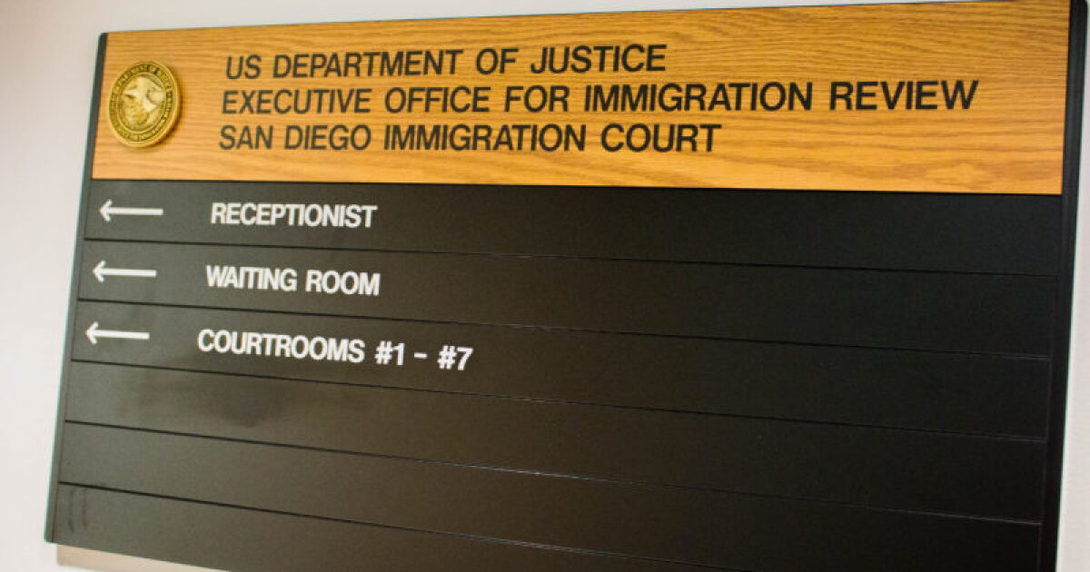 Aumentan las deportaciones por audiencias aceleradas en cortes de inmigración