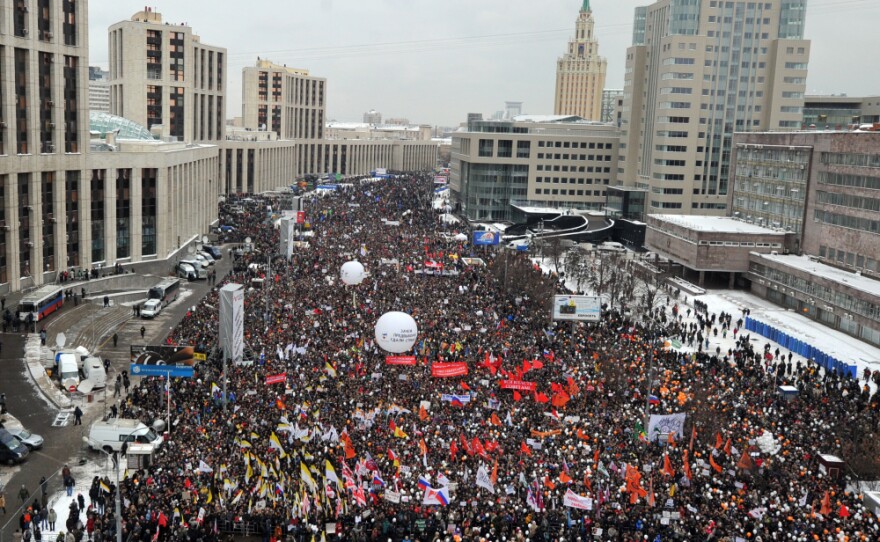 Tens of thousands of people filled an avenue in Moscow on Christmas Eve to protest the alleged rigging of the Dec. 4 parliamentary polls in a challenge to Russian strongman Vladimir Putin's authority.