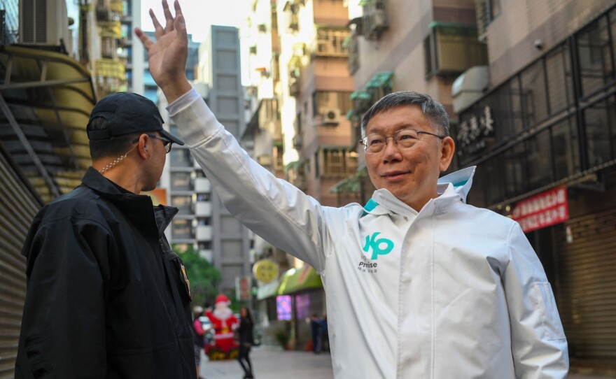 Ko Wen-je waves to supporters during an election campaign event in New Taipei City on January 2.