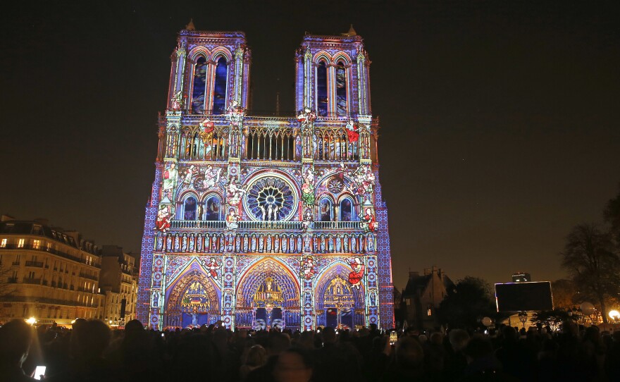 Notre Dame de Paris has drawn large audiences with a commemoration of the end of World War I and has drawn attention to its own need for expensive repairs.