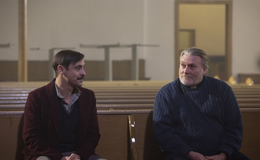 Kenny (EMUN ELLIOTT), Sandy (IAN PIRIE)