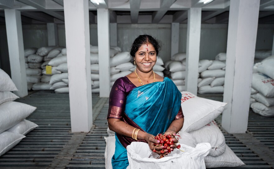 Sumathy Murugan, a member of the Rural Women Development Foundation, holds mundu
chiles.