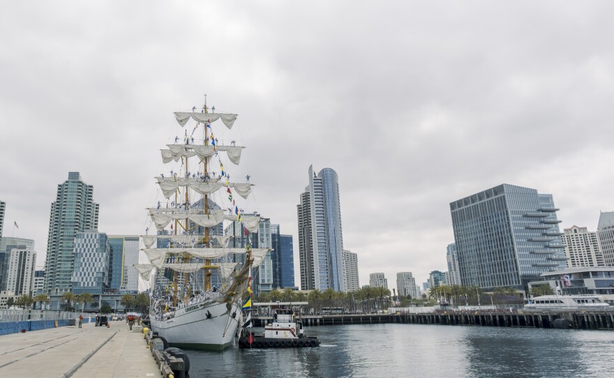 El buque escuela de vela ARM Cuauhtémoc ahora está atracado en el muelle de B Street y abierto para visitas guiadas.  El velero es una réplica de la época construida en 1982 para la Armada de México.  Desde su puesta en servicio, el barco ha visitado 228 puertos en 73 países a lo largo de su historia para ayudar a capacitar a marineros mexicanos y compartir la buena voluntad del pueblo mexicano, 16 de mayo de 2024, San Diego.