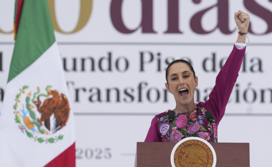 La presidenta Claudia Sheinbaum levanta un puño ante la multitud durante un evento para conmemorar sus primeros 100 días en el cargo, el domingo 12 de enero de 2025, en el Zócalo, la plaza principal de la Ciudad de México. (AP Foto/Fernando Llano, archivo)