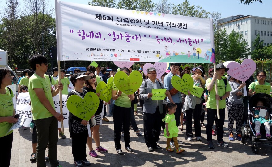 On Sunday, about 70 marchers gathered at Seoul's City Hall Square to raise attention for South Korea's single moms. The annual event is in its fifth year.