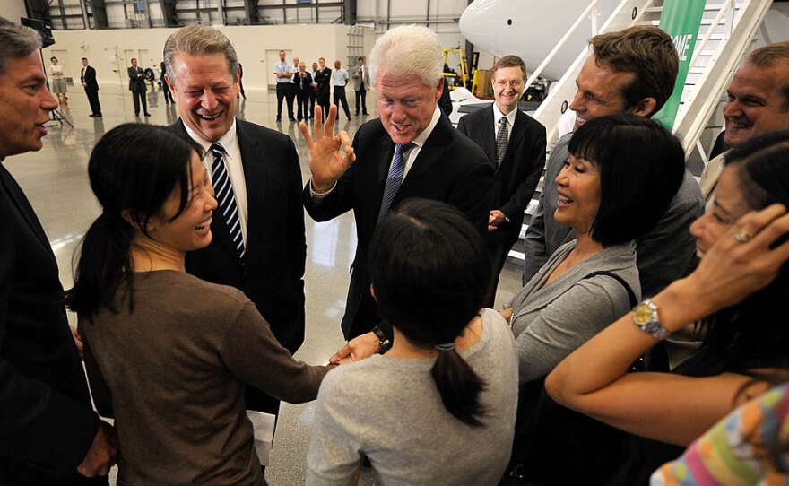 Bill Clinton and Al Gore talk with Laura Ling and Euna Lee after the former president returned from North Korea with the two journalists on Wednesday.