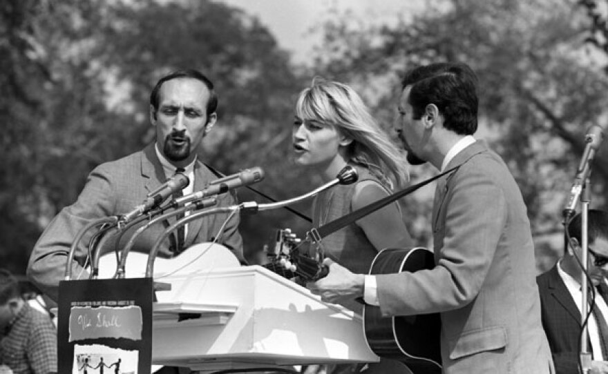 Noel Paul Stookey, Mary Travers and Peter Yarrow performing at the 1963 March on Washington.