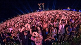 Jay-Z Fans Throwin' Diamonds @ Coachella 2010 by Mick O