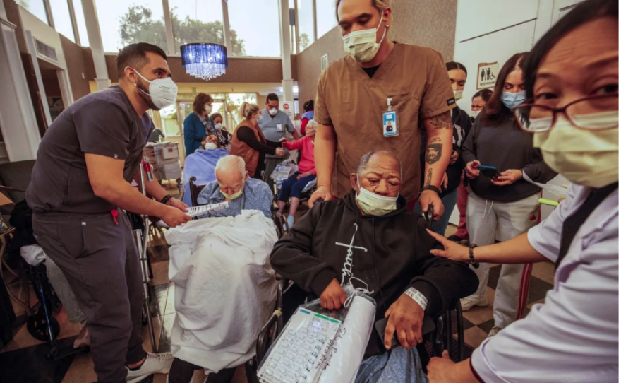 Los residentes son evacuados de un centro de atención para personas mayores mientras el incendio Eaton se acerca en Altadena el 8 de enero de 2025. Foto de Ethan Swope, AP Photo