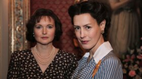 Wallis Simpson (Gina McKee) and Queen Elizabeth (Emma Davies) in “Royal Wives At War.” Learn about the abdication crisis of 1936 through the eyes of the two women at its heart.