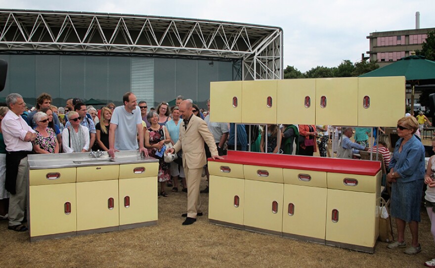 Marc Allum (center) examines an unusual ROADSHOW item – a 1950s set of English Rose kitchen units.