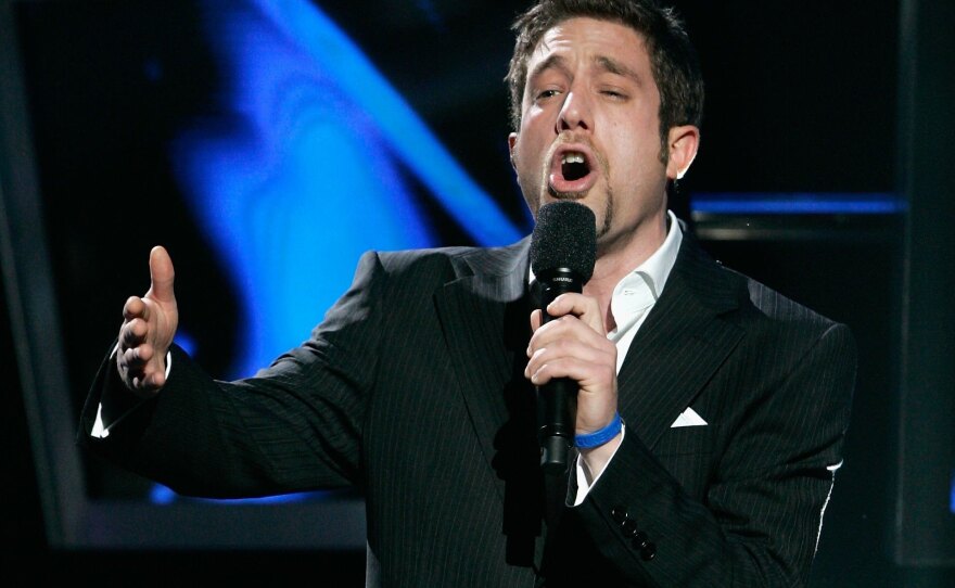 Elliott Yamin performs during the <em>American Idol</em> Season 5 finale on May 24, 2006.