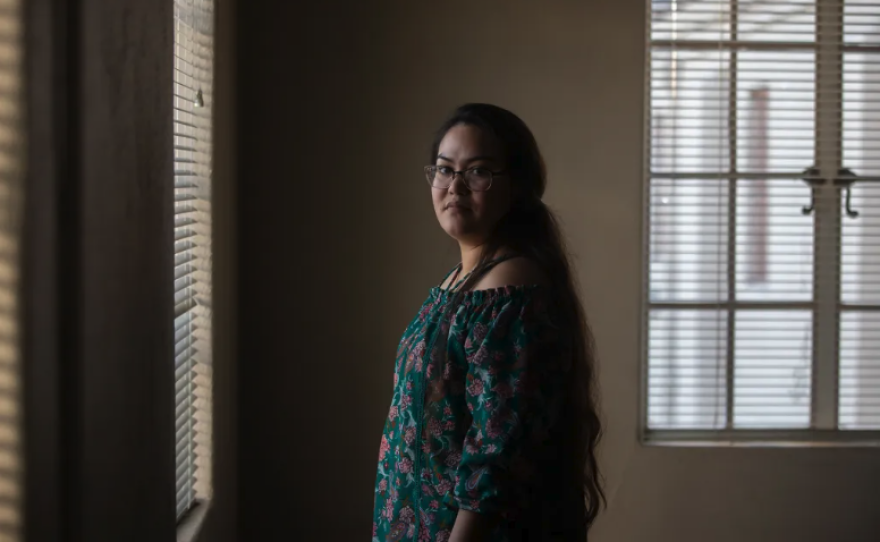 Bianca Ojeda atiende llamadas para la Red de Vigilancia del Valle en la Primera Iglesia Metodista Unida de Modesto el 20 de febrero de 2025. La Red de Vigilancia del Valle trabaja desde una oficina en la iglesia para atender llamadas de personas que denuncian actividades de ICE en Modesto. Foto de Larry Valenzuela, CalMatters/CatchLight local.