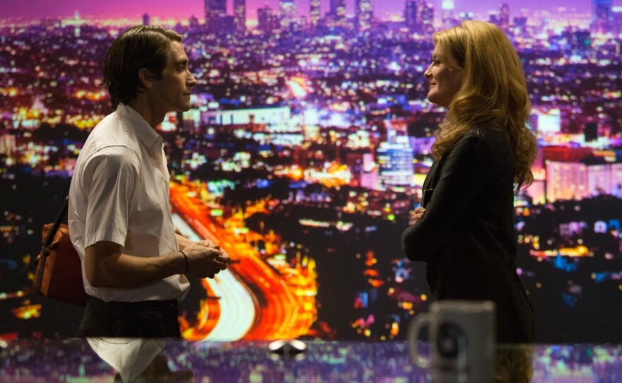 When Lou (Gyllenhaal) starts shooting crime scenes, he finds a business partner in TV executive Nina Romina (Rene Russo).
