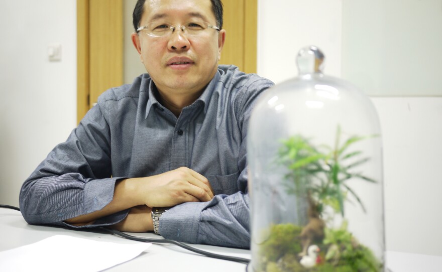 Renmin University Professor of Environmental Economy and Management Song Guojun says China could sharply cut its emissions from garbage incineration by asking people to sort their garbage.
