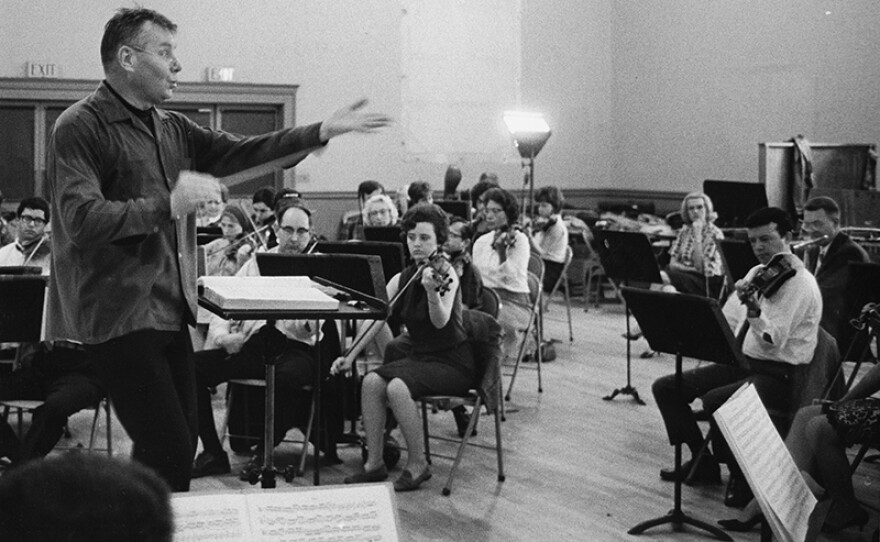 Robert Shaw energetically conducts an Atlanta rehearsal. (undated photo)