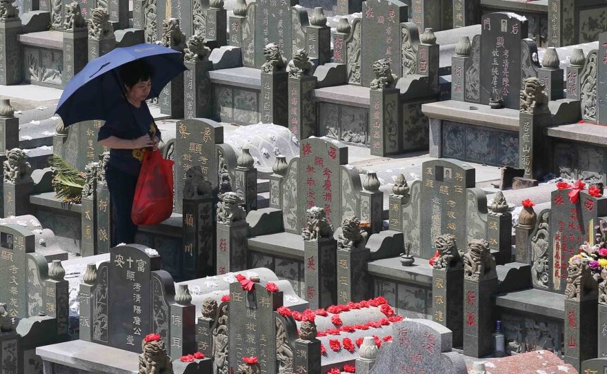 People mourn their ancestors and the deceased at a cemetery in Quanzhou during the traditional Qingming Festival, or "Tomb-sweeping Day."