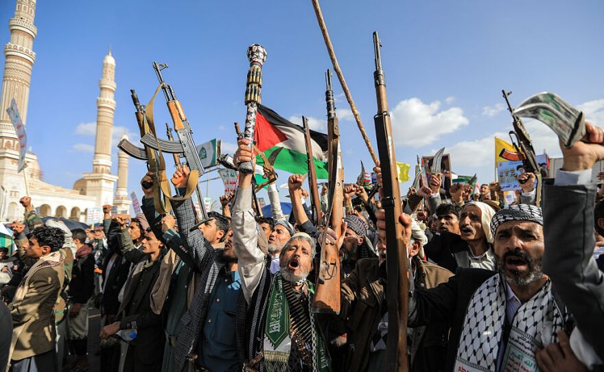 İran destekli Husi hareketinin destekçileri, ABD-İsrail'in İran'la savaşı sırasında İran ve Lübnan'la dayanışma gösterisi düzenlerken, 3 Nisan 2026'da başkent Sanaa'da silahlarını sergilediler.