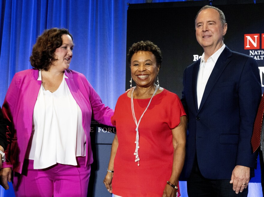 Los representantes Katie Porter, Adam Schiff y Barbara Lee (desde la izquierda) durante un foro de candidatos al Senado de EE. UU. organizado por el Sindicato Nacional de Trabajadores de la Salud en Los Ángeles el 8 de octubre de 2023.