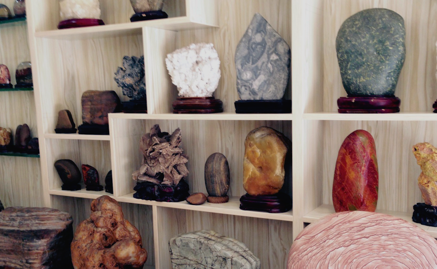 The story of how the West has adopted an ancient Asian art form, called "stone appreciation" - finding natural stones in rivers or the desert with interesting shapes and textures, then mounting them on carved wooden stands.