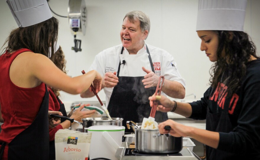 Chef David Iott explains the perfect way to prepare risotto to Stanford students.