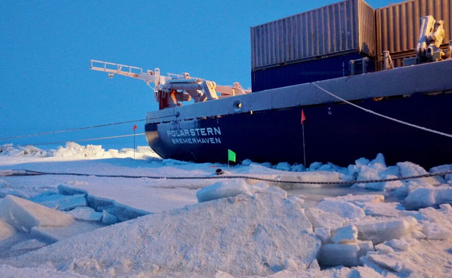 The ice can be extremely dynamic, especially in the fall, leading to the formation of cracks, gaps and ridges.