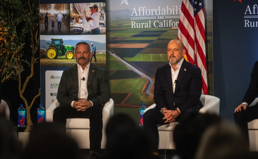De izquierda a derecha, los candidatos republicanos Chad Bianco y Steve Hilton participan en el foro de Western Growers en Fresno State, el 1 de abril de 2026. Foto de Larry Valenzuela, CalMatters.