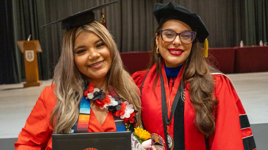 Carolina Flores, a la izquierda, posa con la Dra. Vannessa Falcón Orta en la ceremonia de graduación del programa Building Bridges 2025 en Mexicali.