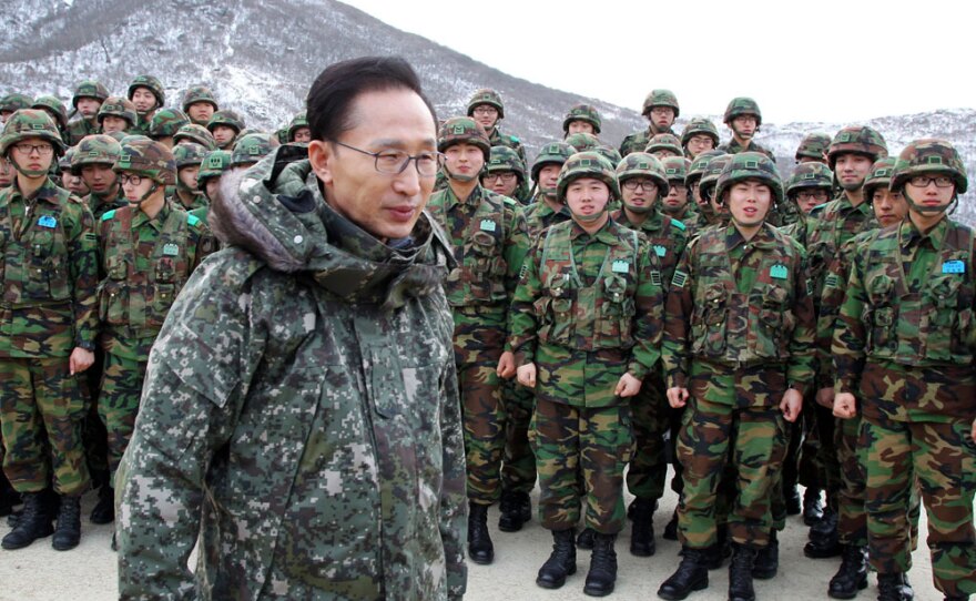 South Korean President Lee Myung-bak (front) visits soldiers at a military observation post of a front-line unit in the demilitarized zone in Yanggu, far northeast of Seoul, South Korea, on Thursday.