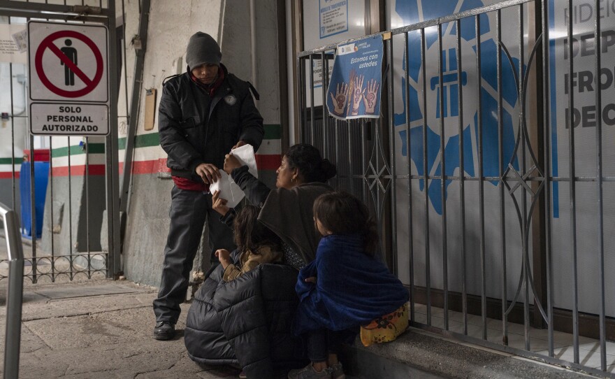 A woman from Guatemala and her two daughters were apprehended upon crossing the U.S.-Mexico border between El Paso, Texas, and Ciudad Juárez, Mexico, and immediately expelled back to Mexico in the early hours of April 2, at the Paso del Norte International Bridge in Juárez.