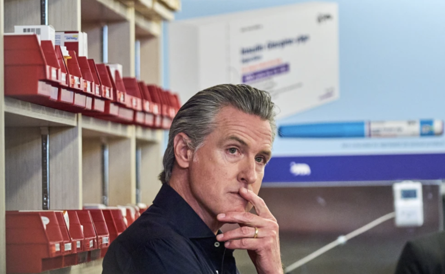 El gobernador de California, Gavin Newsom, escucha las preguntas de los medios tras anunciar que las plumas de insulina glargina de CalRx estarán disponibles a partir del 1 de enero de 2026, a un precio de venta sugerido de no más de 55 dólares por paquete de cinco, o 11 dólares por pluma, durante una conferencia de prensa en la farmacia Mark Goodson de Cedar-Sinai, el jueves 16 de octubre de 2025, en Los Ángeles. (AP Foto/Damian Dovarganes)