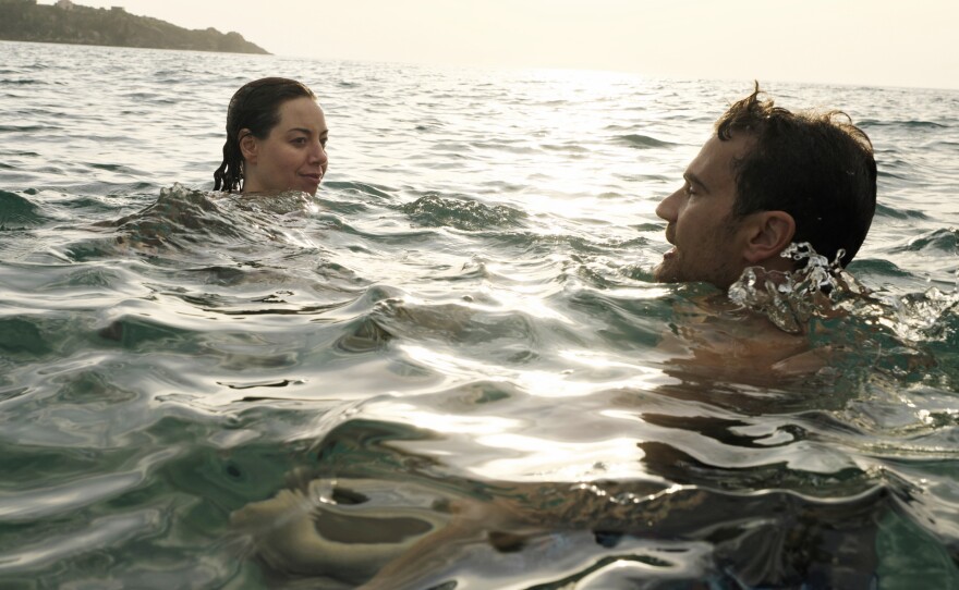 Aubrey Plaza and Theo James in season 2 of <em>The White Lotus.</em>