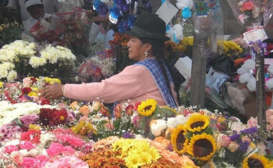 Vendors selling food and flowers line the streets outside Calderón cemetery during this holiday.