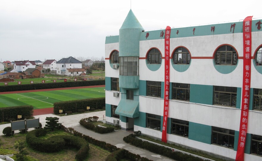 This is the last remaining elementary school in Rudong County's Yangkou Township, the result of mergers due to declining school-age population and migration.