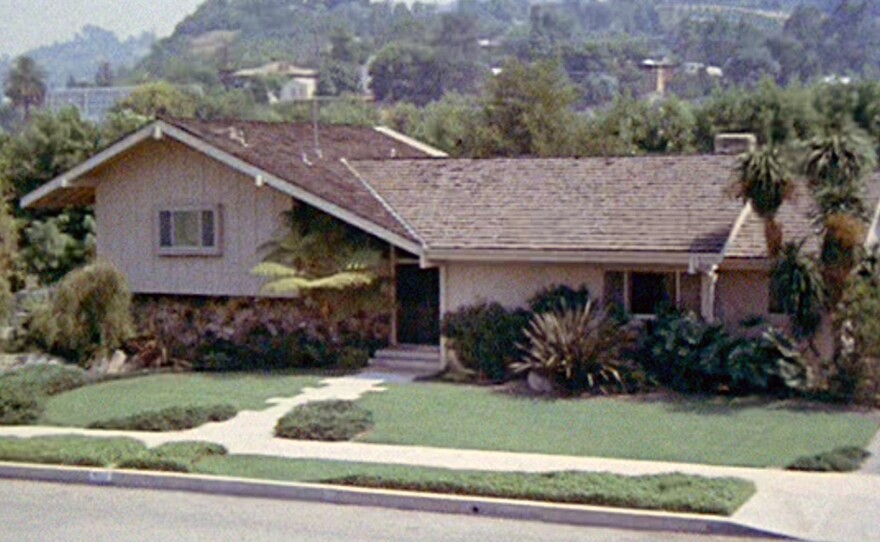 The house that played the home, at least from the outside, of the Brady family from the sitcom The Brady Bunch is currently for sale in the Los Angeles neighborhood Studio City.
