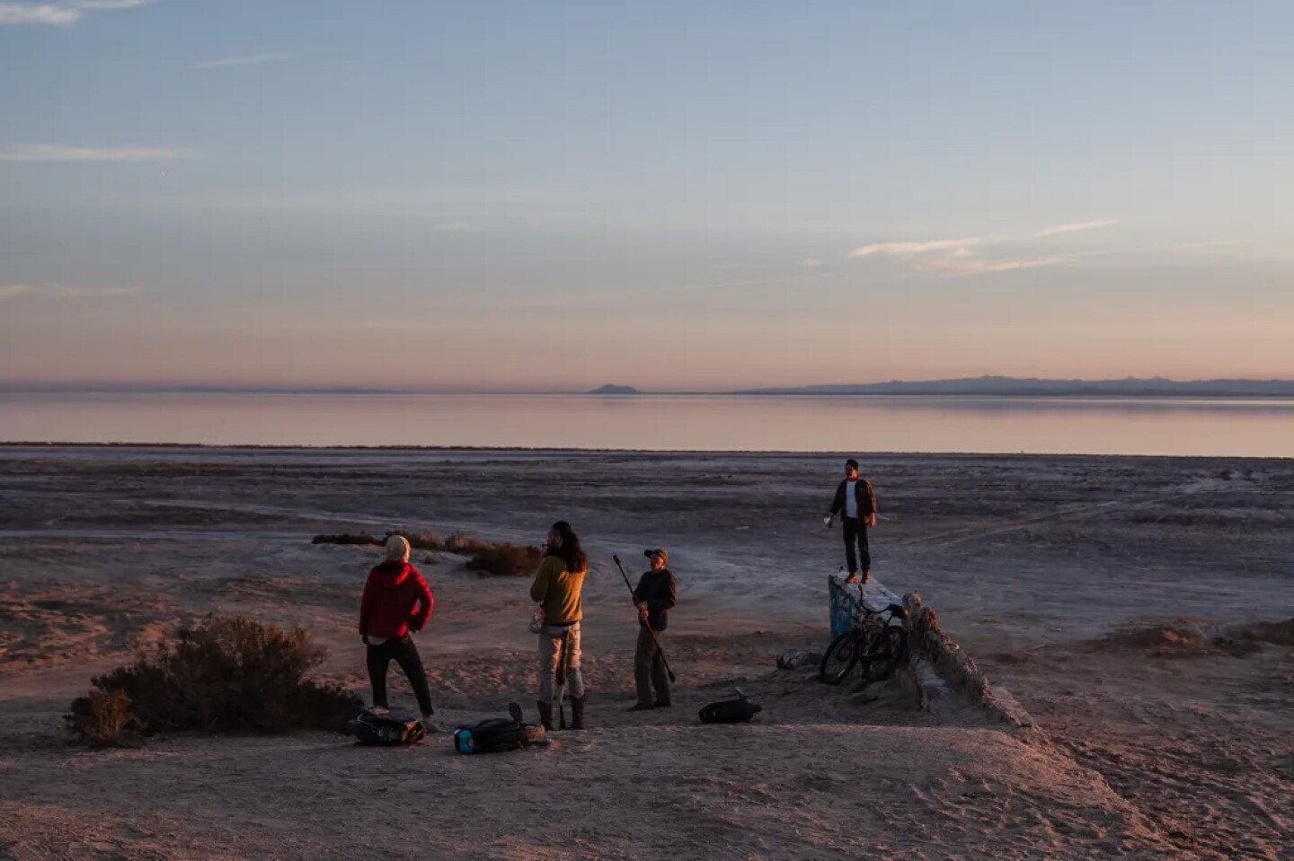 Gente en el Mar de Salton en Bombay Beach el 4 de febrero de 2023.