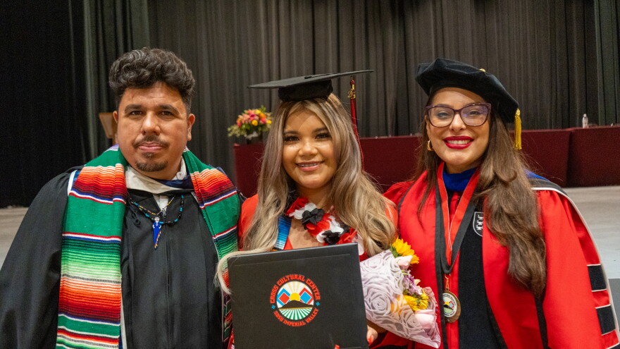 Carolina Flores, en el centro, posa con la Dra. Vannessa Falcón Orta y Gilberto Reyes en la ceremonia de graduación del programa Building Bridges 2025 en Mexicali.