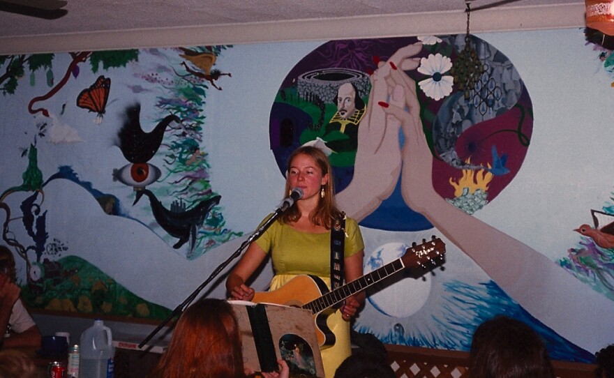 Jewel performing her weekly show at the Inner Change coffee shop in San Diego in 1993.