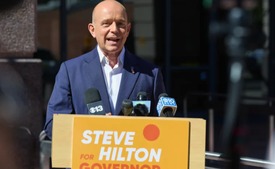 El candidato republicano a gobernador Steve Hilton habla en una conferencia de prensa frente a la oficina del fiscal general de California ,en Sacramento, el 5 de agosto de 2025. Hilton anunció acciones legales para impedir que el gobernador Gavin Newsom y el fiscal general Rob Bonta lleven a cabo la redistribución de distritos electorales a mitad de la década. Foto de Fred Greaves para CalMatters.
