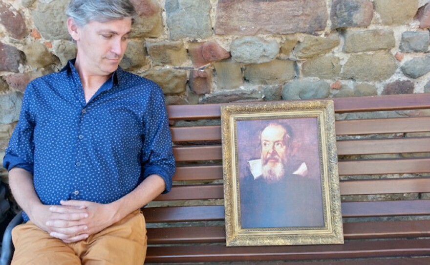 Steven Johnson and Galileo on a Pisa bench.