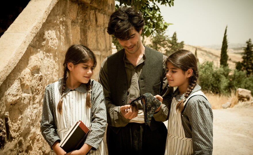 Nazaret Manoogian spends time with his twin daughters in Fatih Akin's new film "The Cut"