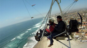 Host Jorge Meraz gets a bird's eye view of Rosarito in this Ultralight flight.