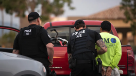 Un agente del Servicio de Inmigración y Control de Aduanas (ICE) de Estados Unidos detiene a un hombre durante un operativo en Escondido el 8 de julio de 2019. Foto de Gregory Bull, AP Photo