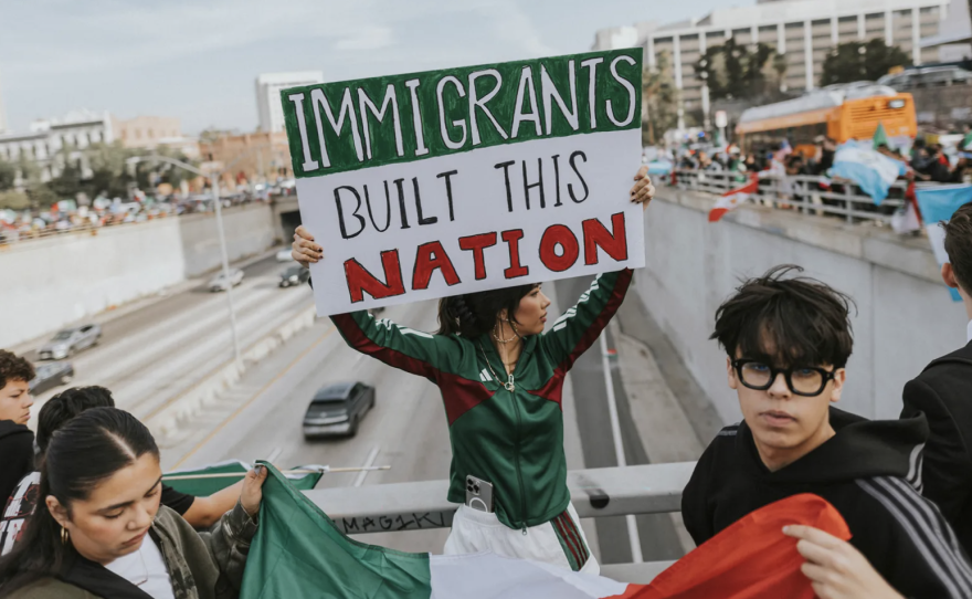 Manifestantes se reúnen en la autopista 101 en el centro de Los Ángeles en apoyo a la marcha “Día sin inmigrantes”, el 3 de febrero de 2025. Foto de JW Hendricks para CalMatters
