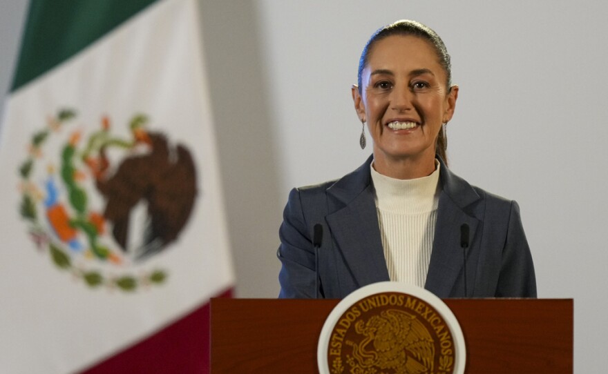 La presidenta mexicana Claudia Sheinbaum ofrece una conferencia de prensa desde el Palacio Nacional en la Ciudad de México, el 2 de octubre de 2024, la mañana siguiente a su toma de posesión. Coincidiendo con el Día Internacional del Migrante, Sheinbaum convirtió su conferencia mañanera del 18 de diciembre de 2024 en un recital de música para presentar el “Himno Migrante” en honor a los mexicanos que están en Estados Unidos, mientras los extranjeros sufren abusos en territorio mexicano. (Foto AP/Fernando Llano, Archivo)