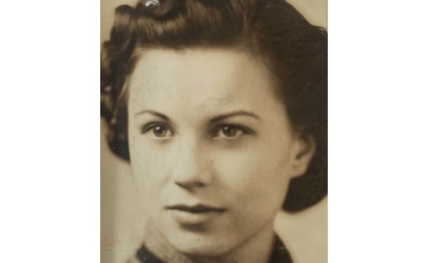 Ellene circa 1941.